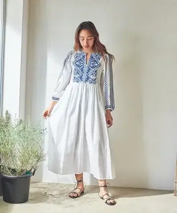 자수 장식 화이트 롱 원피스