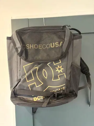 DCSHOECOUSA 박스형 백팩 스트릿 블랙/골드