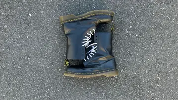 닥터마틴 10홀 아머 부츠 블랙 화이트 신발끈