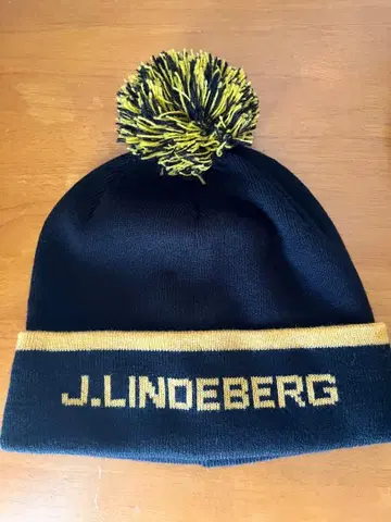 J.LINDEBERG 폼폼 포함 니트 모자