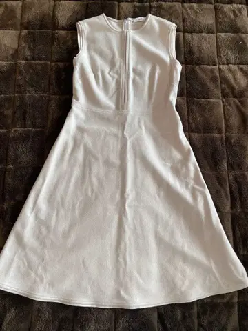 REYC 화이트 슬리브리스 플레어 원피스