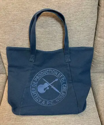 A.P.C. 토트백 기타와 검 네이비 apc