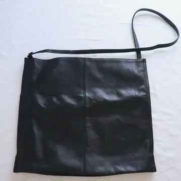 ear 이아파피요네 가죽 숄더백 블랙