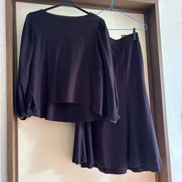 쿠미쿄쿠 블랙과 브라운 리브 니트 스커트 셋업