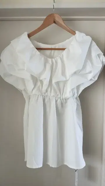 프릴 화이트 반팔 상의