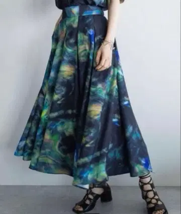 HARE BLUR 턱 플레어 스커트