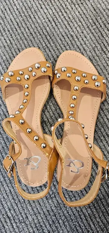 스터드 장식 베이지 샌들