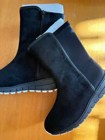 새상품 블랙 스웨이드 숏부츠 경량