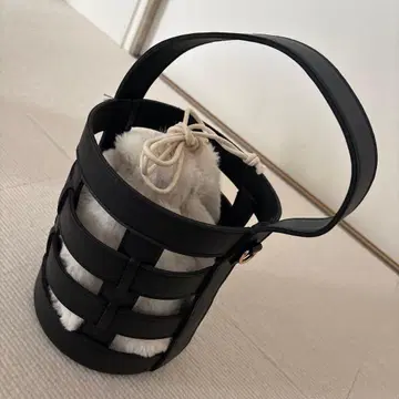 바스켓형 블랙 숄더백