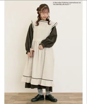 사만사 모스모스 이번 시즌 완판 배색 에이프런 원피스 베이지