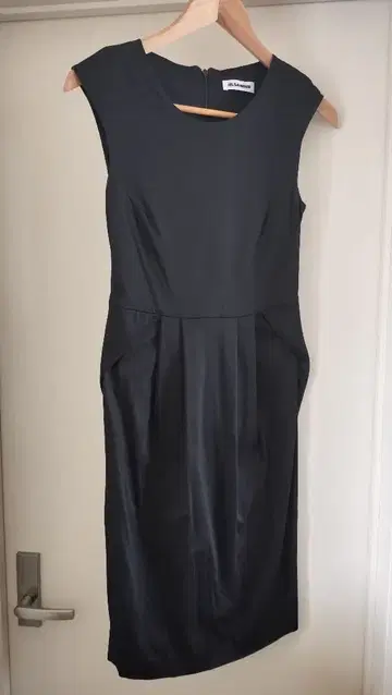 질 샌더 블랙 슬리브리스 원피스