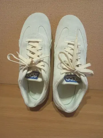 PUMA 화이트 스웨이드 스니커즈