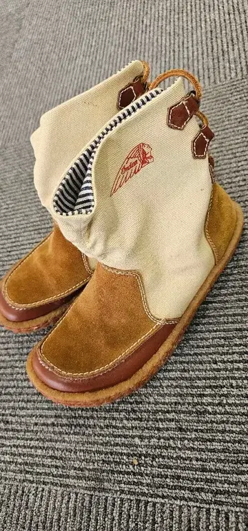 베이지와 브라운의 하이컷 부츠