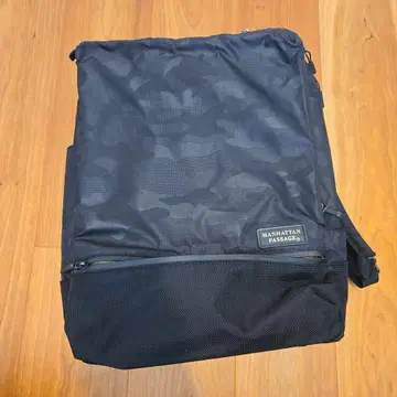 MANHATTAN PASSAGE 블랙 카모플라쥬 백팩