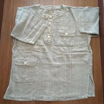 베이지 반팔 셔츠 버튼 포함