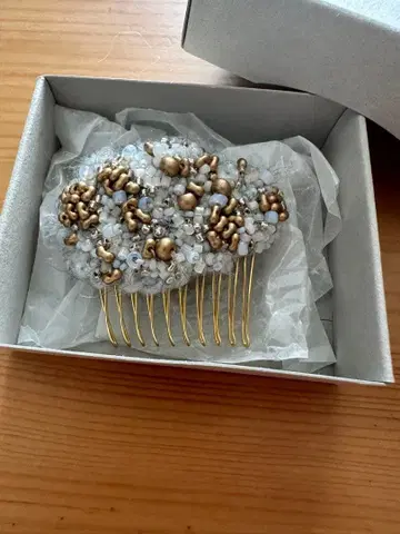 미사용 뒤를 돌아보게 하는 양모와 빈티지 비즈의 헤어콤