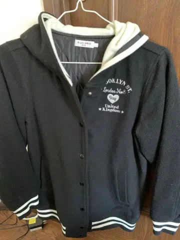 BLUE CROSS 후드 부착 자켓 블랙