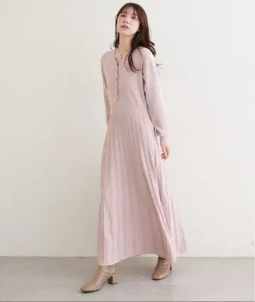 새상품 미사용 스캘럽 플리츠 니트 원피스 내추럴 꾸뛰르