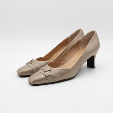 02 새상품 트루사르디 천연 가죽 디자인 펌프스 (23.5cm)