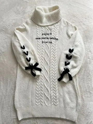 케이블 짜임 소매 리본 터틀넥 스웨터