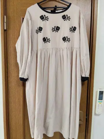 사만사 모스모스 꽃 자수 원피스