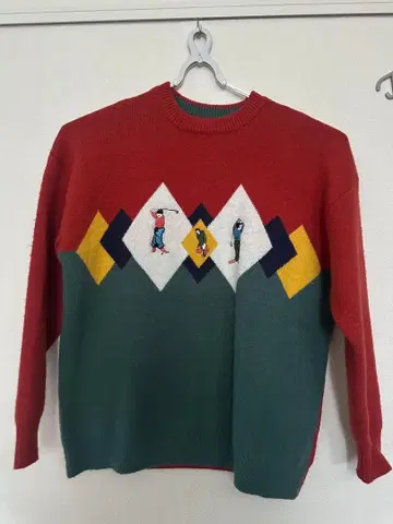 다이아몬드 패턴 자수 니트 스웨터