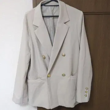ANGIE 화이트 테일러드 자켓 M 사이즈 골드 버튼