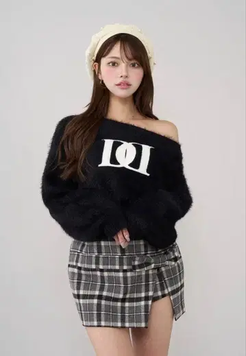 다리치 DD 로고 원숄더 니트 상의 블랙