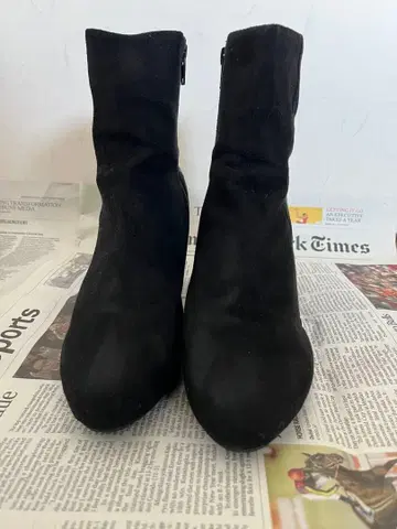 블랙 스웨이드 부츠 자수 포함