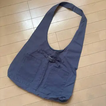 그레이 숄더백 프론트 포켓 부착