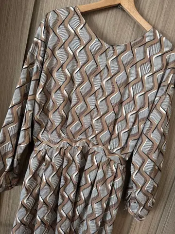 물결 무늬 프린트 무릎 기장 원피스