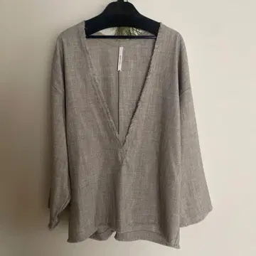 디니테코리에 그레이 V넥 블라우스 셔츠