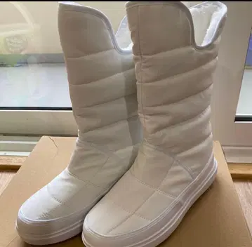 화이트 퀼팅 롱 부츠