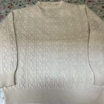 아이보리 케이블 니트 긴팔 스웨터