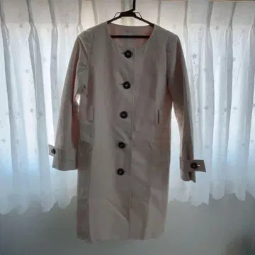 베이지 트렌치코트 라운드넥