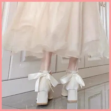 리본 포함 펄 장식 화이트 펌프스