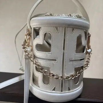 다이애나 화이트 하트형 컷 아웃 버킷백