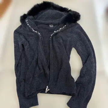 퍼 달린 다크 그레이 후드티 블랙