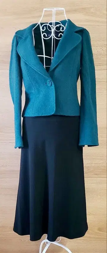 엠즈 그레이시 블랙 플레어 스커트 40