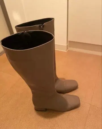 그레이쉬 베이지 스퀘어토 롱 부츠