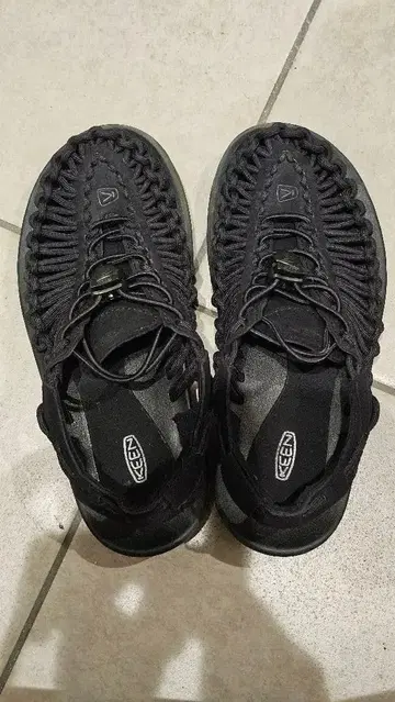 KEEN 유니크 샌들 블랙