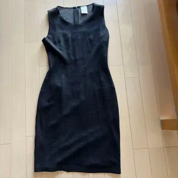 시빌라 Sybilla 겨울용 슬리브리스 블랙 무릎 기장 원피스