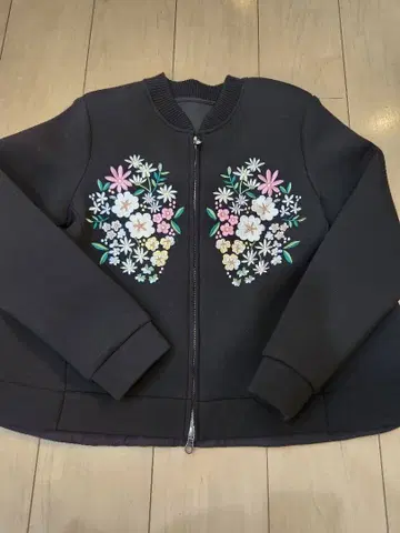 Chesty 꽃무늬 자수 프릴 자켓 블랙