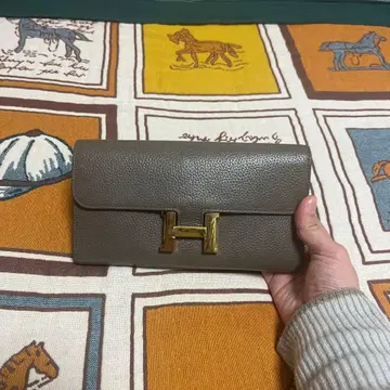 그레이 가죽 장지갑 H 로고 금장 장식 포함