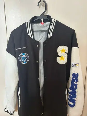 자수 로고 포함 바시티 자켓 블랙/화이트