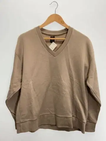 BATONER 베이지 V넥 맨투맨