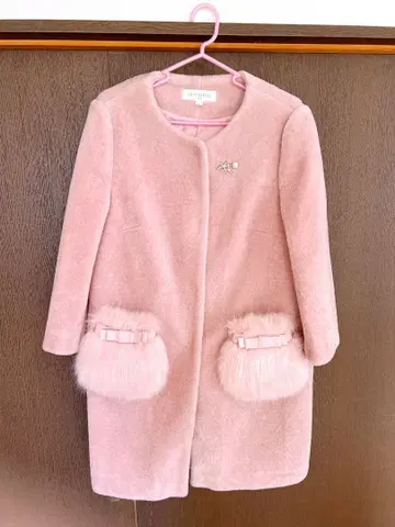 퍼 달린 포켓의 핑크 롱 코트