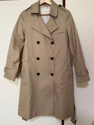 베이지 더블 브레스트 트렌치코트