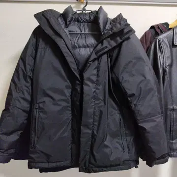 블랙 후드 부착 다운 자켓
