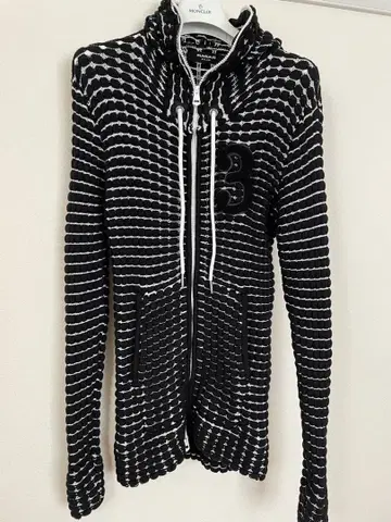 1PIU1UGUALE3 후드 부착 후드티 화이트